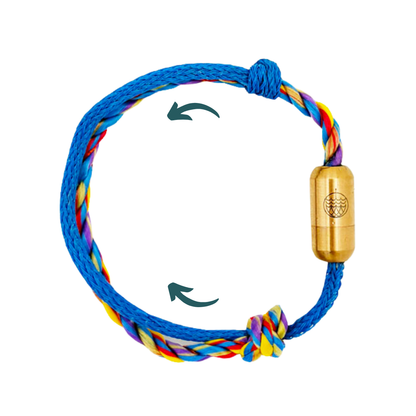 Kids' Bracenet Lübecker Bucht aus einem Strang blauem Fischernetz und einem Strang buntem Fischernetz, größenverstellbar mit Magnetverschluss in Roségold.  