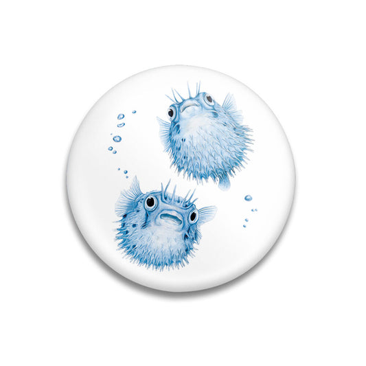 BRACENET X MALUU Dekomagnet mit einem Aquarell Motiv mit zwei Kugelfischen auf weißen Hintergrund