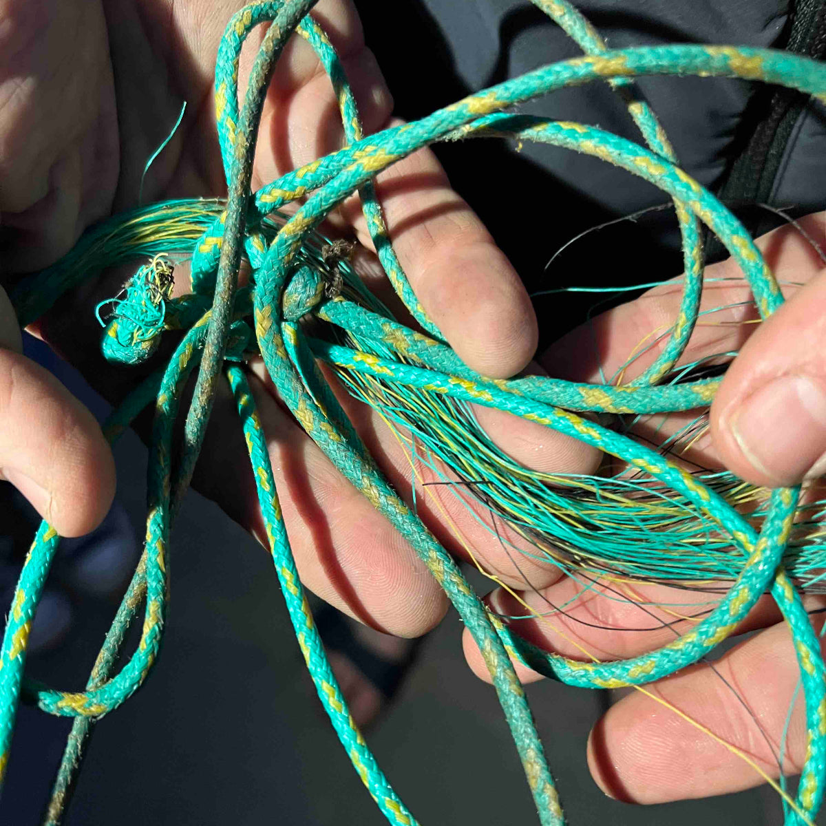 Eine Person hält das Andaman Sea Fischernetz in den Händen. 