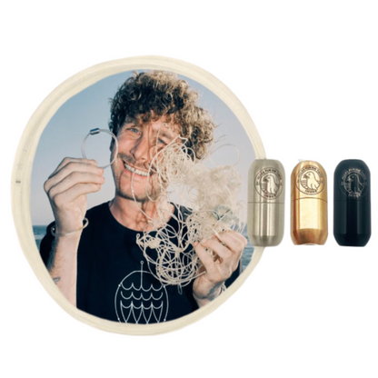 Alles für die Tiere immer - Robbe "Walvis" Armband aus transparenten Langleinen von BRACENET mit Drehverschluss in roségold, schwarz und silber und "Alles für die Tiere, immer" Gravur mit Robben-Motiv. Durch das Armband hindurch sieht man Malte Zierden, der in einer Hand das Produkt hält und in der anderen die unverarbeiteten Langleinen. 