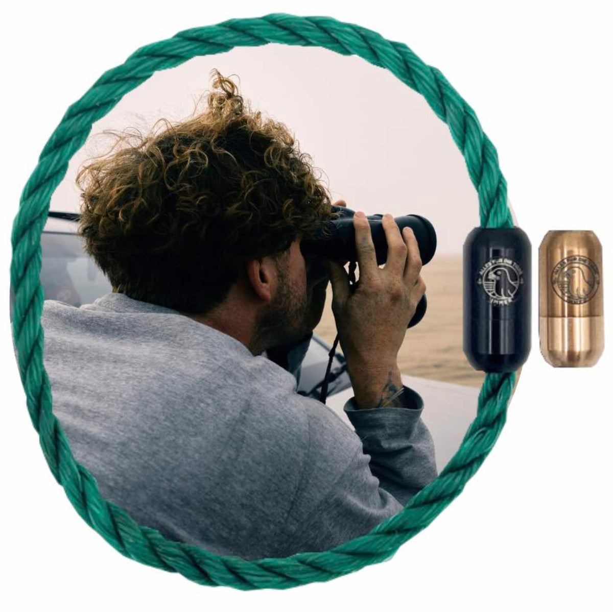 Alles für die Tiere immer - Robbe Peter Armband aus grünen Fischernetzen von BRACENET mit Magnetverschluss in roségold und schwarz und "Alles für die Tiere, immer" Gravur mit Robben-Motiv. Durch das Armband hindurch sieht man Malte Zierden mit einem Fernglas am Strand.