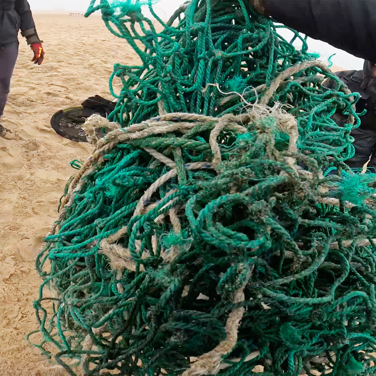 Das grüne Fischernetz aus dem das Bracenet gefertigt wurde.