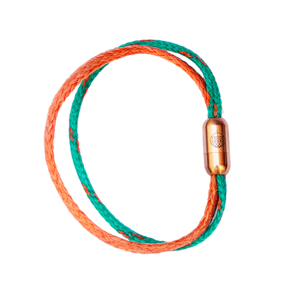 August Bracenet Phuket Armband aus Fischernetz mit einem Strang Fischernetz in Grün mit Highlights in Orange, einem Strang Fischernetz in Orange und einem Magnetverschluss in Roségold. 