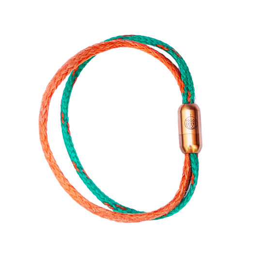 August Bracenet Phuket Armband aus Fischernetz mit einem Strang Fischernetz in Grün mit Highlights in Orange, einem Strang Fischernetz in Orange und einem Magnetverschluss in Roségold. 
