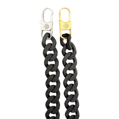 SeaChain Bracenets in 3D Druck aus alten Fischernetzen hergestellt in Schwarz mit kleinem Clip Karabiner in Gold oder Silber. 