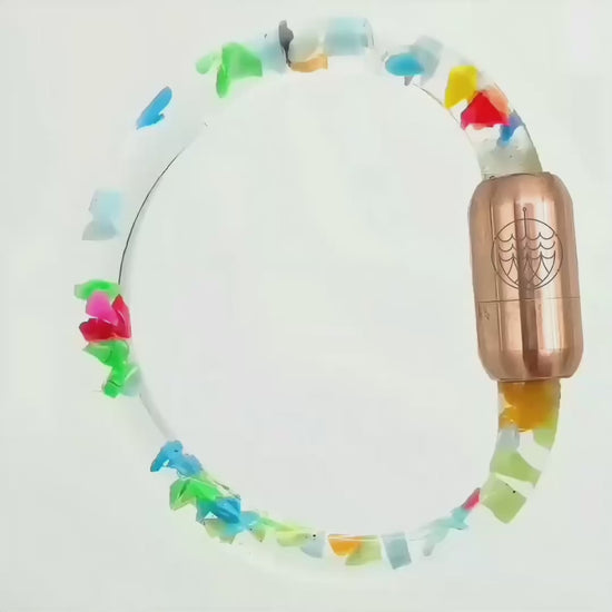 Video von dem BRACENET Floating Upcycling Armband aus alten Plastiktuben gefüllt mit Mikroplastik, destilliertem Wasser und Glycerin mit magnetischem Edelstahlverschluss in rosegold in dem man sieht, dass die Plastikstücke schweben
