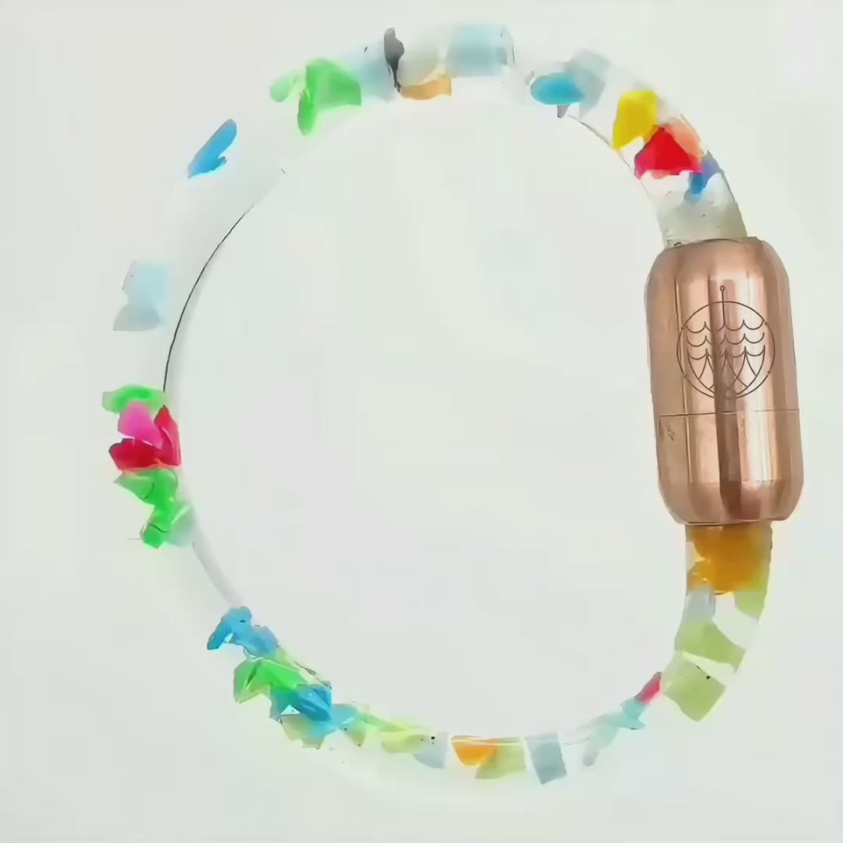 Video von dem BRACENET Floating Upcycling Armband aus alten Plastiktuben gefüllt mit Mikroplastik, destilliertem Wasser und Glycerin mit magnetischem Edelstahlverschluss in rosegold in dem man sieht, dass die Plastikstücke schweben