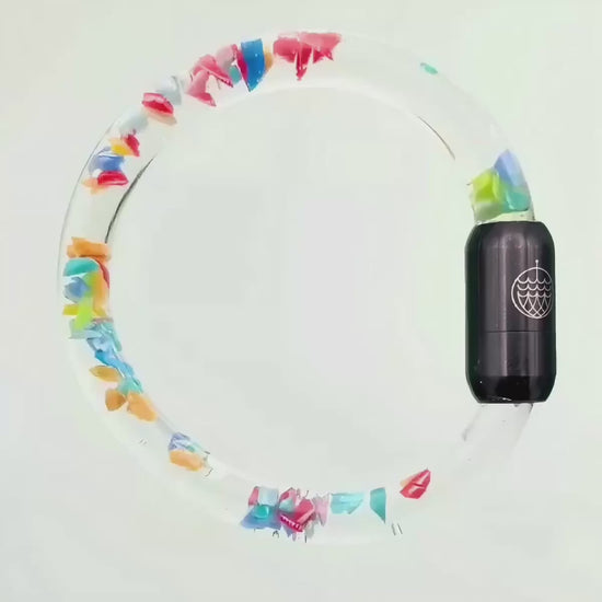Video von dem BRACENET Floating Upcycling Armband aus alten Plastiktuben gefüllt mit Mikroplastik, destilliertem Wasser und Glycerin mit magnetischem Edelstahlverschluss in schwarz in dem man sieht, dass die Plastikstücke schweben