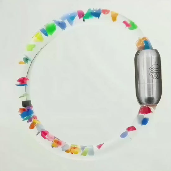 Video von dem BRACENET Floating Upcycling Armband aus alten Plastiktuben gefüllt mit Mikroplastik, destilliertem Wasser und Glycerin mit magnetischem Edelstahlverschluss in silber in dem man sieht, dass die Plastikstücke schweben