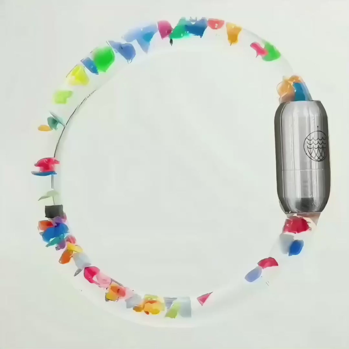Video von dem BRACENET Floating Upcycling Armband aus alten Plastiktuben gefüllt mit Mikroplastik, destilliertem Wasser und Glycerin mit magnetischem Edelstahlverschluss in silber in dem man sieht, dass die Plastikstücke schweben